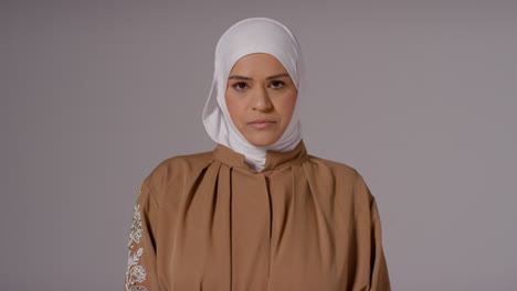Studioporträt-Einer-Muslimischen-Frau-Mit-Hijab-Vor-Schlichtem-Hintergrund-6